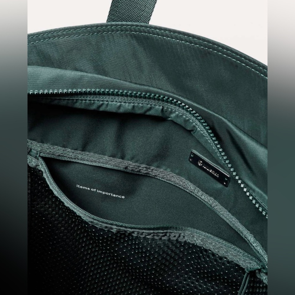 Lululemon Live Free Tote Teal Shadow  used a few times - Picture 4 of 14